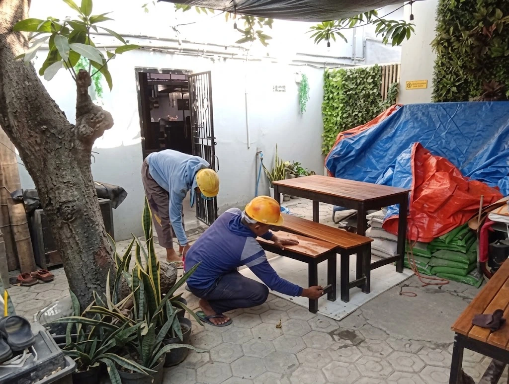 Pemasangan Furnitur Area Outdoor Kedai Kopi