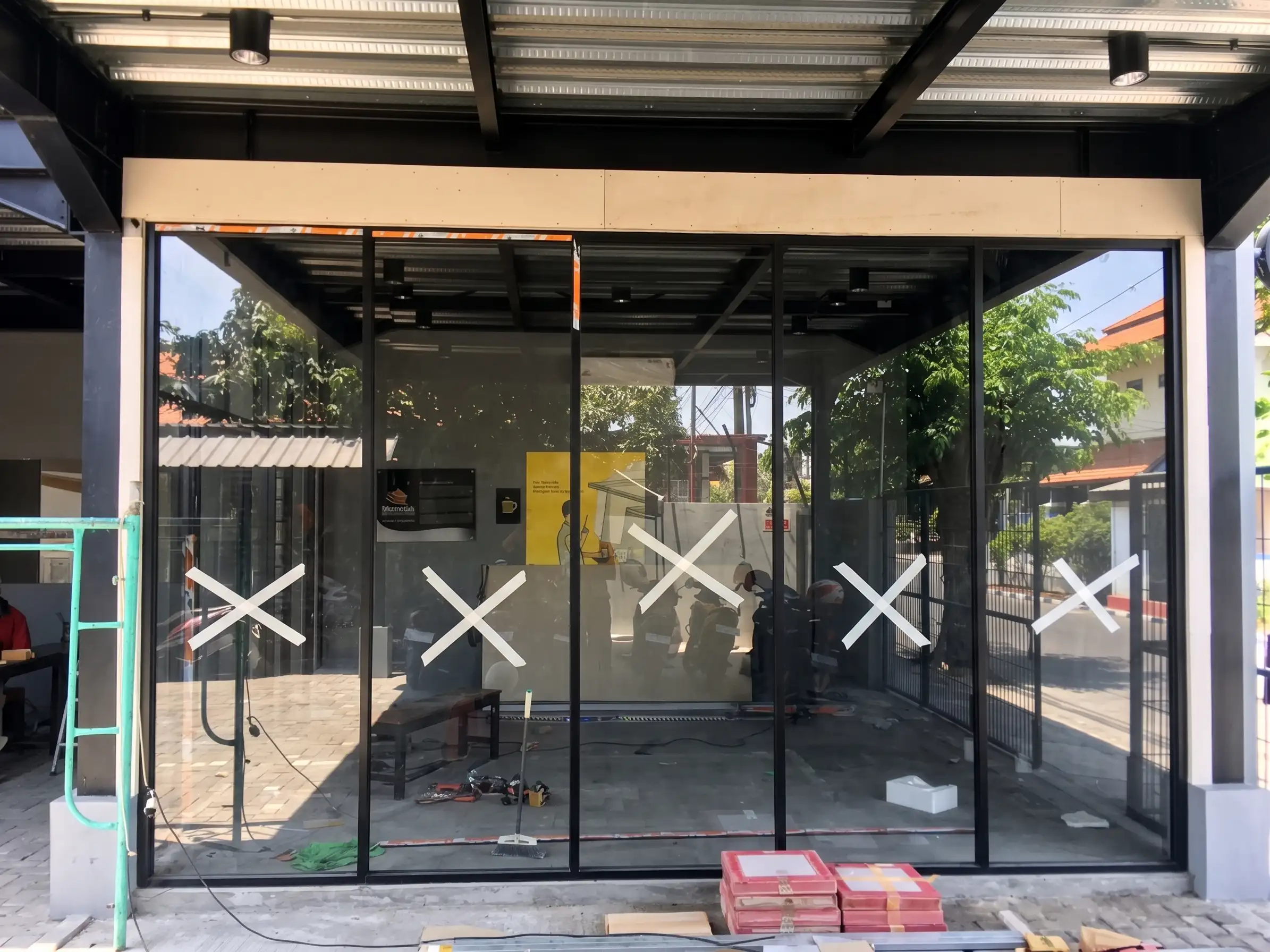 Pemasangan Kaca Panel Depan Kedai