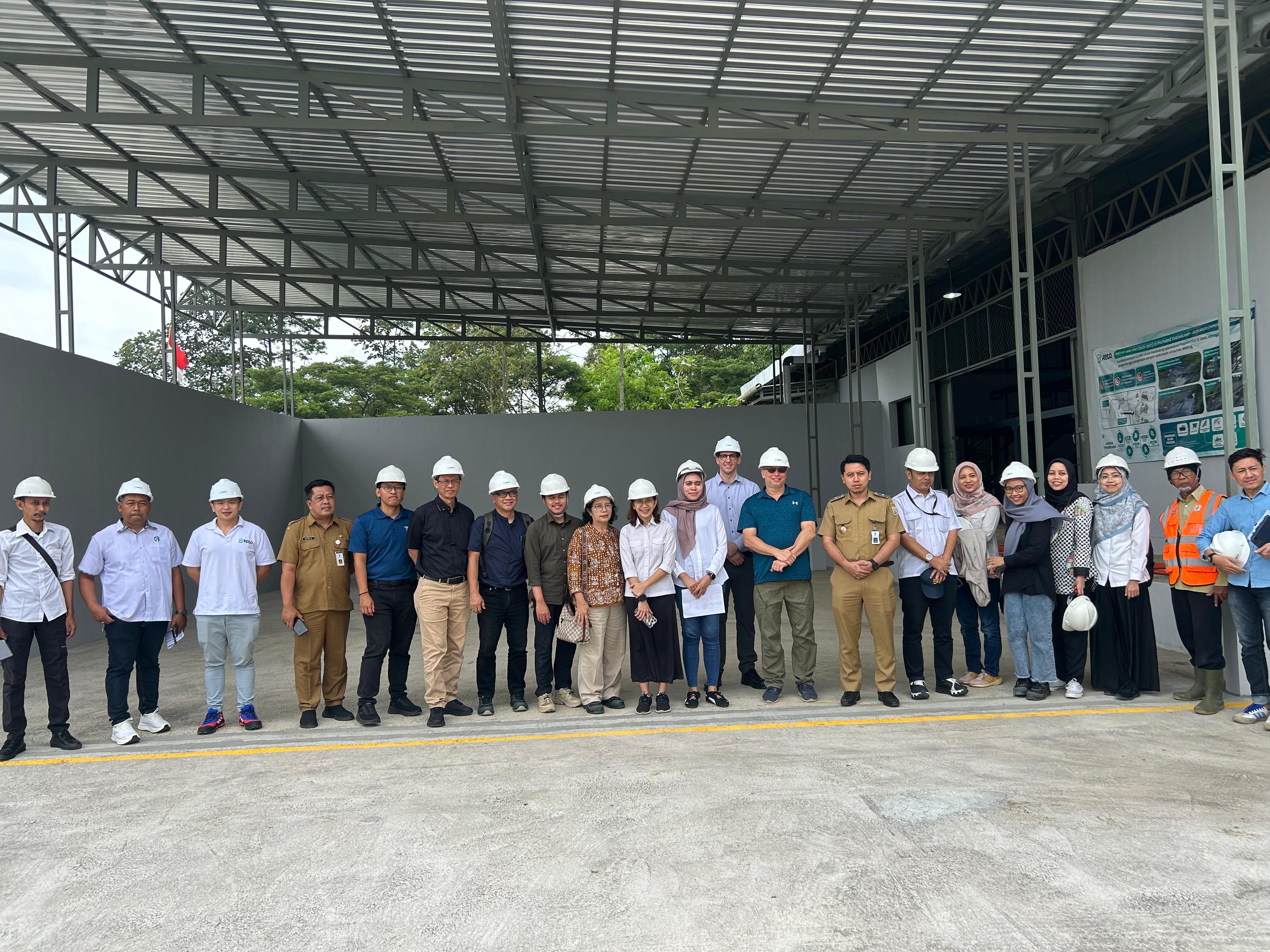 Foto Bersama Stakeholder TPA Paras